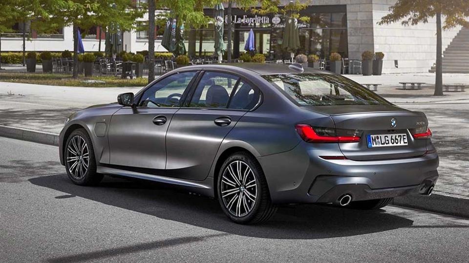 ب‌ا‌م‌و 330e پلاگین هیبرید